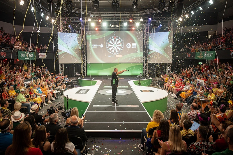 Publiek bij een groot darts toernooi in een arena