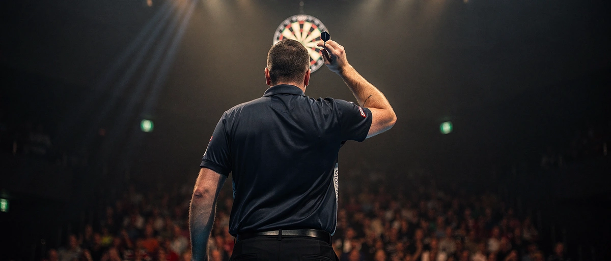 Darts speler op het podium onder spotlights